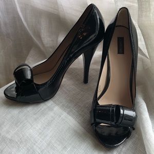 Joan & David black patent leather peep toe 4in hl